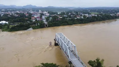 vietnam में तूफान  देखते देखते ढह गया पुल  पानी में समा गईं गाड़ियां  रोंगटे खड़े करने वाला video वायरल