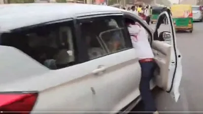 सड़क से गाड़ी हटाने को कहा तो si को घसीटा  कार चालक की दबंगई का वीडियो वायरल