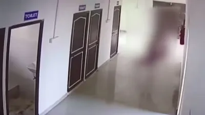 अस्पताल में बिना कपड़े के घूमता रहा डॉक्टर  कैमरे में कैद हुई  घिनौनी हरकत 