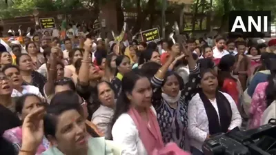 aap दफ्तर के बाहर bjp की महिला कार्यकर्ताओं ने बजाई चूड़ी थाली  upsc कोचिंग हादसे को लेकर प्रदर्शन