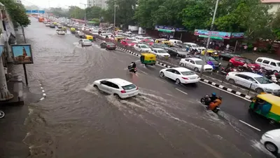 बारिश के बीच  गंदी  चिपचिपी उमस  उत्तराखंड में लैंडस्लाइड  जानें दिल्ली ncr समेत देशभर में मौमस का हाल