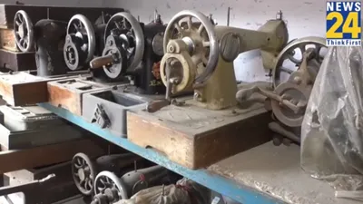 agra में यहां मिलेंगी 150 साल पुरानी 70 दुर्लभ सिलाई मशीनें    पिता की विरासत को संभाल रहा बेटा