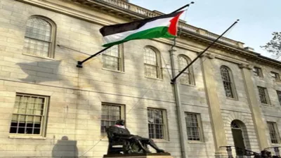 हाॅर्वर्ड के स्टैच्यू पर फिलीस्तीन का झंडा  900 छात्र गिरफ्तार  जानें us में क्या चल रहा है 