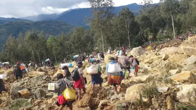 papua new guinea  670 लोगों की मौत  लैंडस्लाइड के कारण 150 घर तबाह  मलबे में अपनों को खोज रहे ग्रामीण