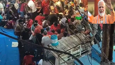 pm मोदी के रोड शो के दौरान टूटा मंच  एक दूसरे पर गिरे कार्यकर्ता
