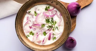 onion with curd side effects  प्याज का रायता खाने के हैं ये 3 नुकसान  बिगड़ सकती है सेहत