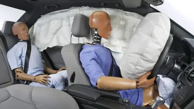airbags वाली कार चलाते समय स्टीयरिंग व्हील से हो इतनी दूरी  वरना पड़ सकते हैं मुश्किल में