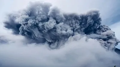 इंडोनेशिया के ज्वालामुखी में हुआ विस्फोट  आसमान में 3 5 किलोमीटर तक उठा राख का गुबार  अलर्ट जारी
