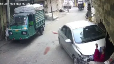 video  घर के बाहर झाड़ू लगा रही महिला को कार ने रौंदा  मौके पर हो गई मौत