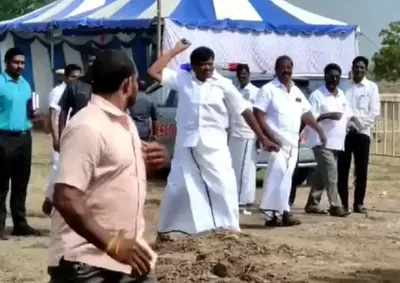 viral video  कुर्सी लाने में देरी हुई तो भड़के तमिलनाडु के मंत्री sm नसर  गुस्से में कार्यकर्ताओं पर फेंका पत्थर