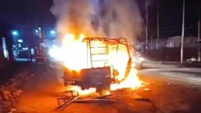 जिंदा जला ऑटो ड्राइवर  चीखता चिल्लाता रहा  पर कोई बचा नहीं पाया  कार की टक्कर से cng वाहन में लगी आग
