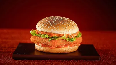 mcdonald के सावन स्पेशल बर्गर पर क्यों भड़के लोग  बोले पैसा कमाने के लिए कुछ भी   