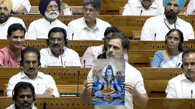 राहुल गांधी ने संसद में दिखाई भगवान शिव की फोटो    तो सीट से क्यों खड़े हुए पीएम मोदी