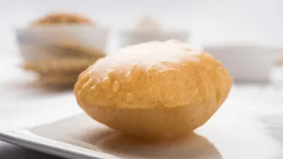 fluffy poori recipe  करारी पूड़ियां बनानी हैं तो आटे में डाल दें ये 2 चीजें  नोट करें रेसिपी