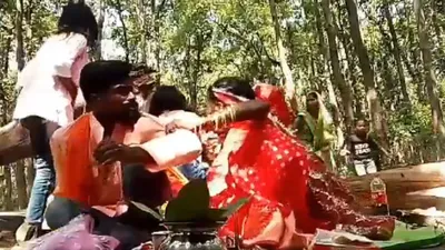 यूपी में कथा सुन रहे श्रद्धालुओं पर गिरा पेड़  video में कैद हुआ खौफनाक मंजर