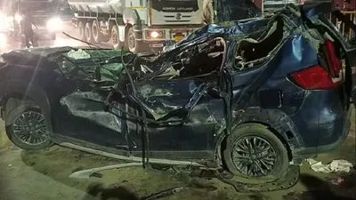 खून से सनी कार  अंदर थी 6 लाशें  up के हापुड़ में हाईवे पर हादसा  डिवाइडर तोड़कर ट्रक से भिड़ी कार