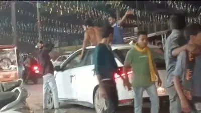 bjp का स्टीकर लगी कार की छत पर खड़े होकर युवकों का हुड़दंग  पुलिस ने लिया एक्शन