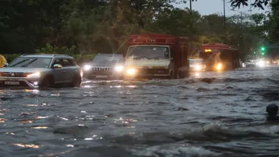 100 220mm बारिश  55 km की स्पीड से हवाएं  बाढ़ का खतरा  यूपी एमपी समेत इन राज्यों में 24 घंटे तक बरसेंगे बादल