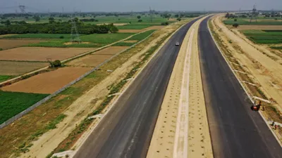 ganga express way का कितना काम बाकी  जिससे यूपी के 12 जिलों का सफर होगा आसान