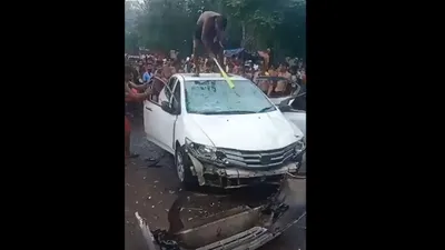 कार का बोनट उखाड़ा  दरवाजे तोड़े  शीशे फोड़े  ncr में भड़के कांवड़िये  सामने आया video