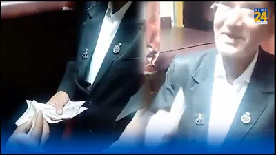 watch video  ट्रेन में ac सीट के लिए रिश्वत लेता कैमरे में कैद हुआ tte  बोला  कोई नहीं करेगा परेशान