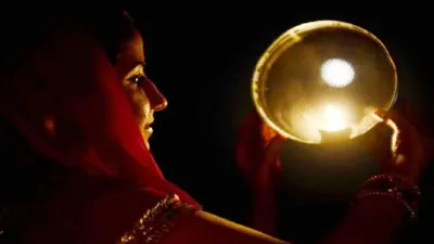 karwa chauth 2024  पति पत्नी के बीच बढ़ेगा प्यार  करवा चौथ पर राशि अनुसार पहनें कपड़े