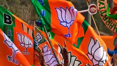 जम्‍मू कश्‍मीर की 82 सीटों पर सिर्फ एक मह‍िला प्रत्‍याशी  bjp की मुश्‍क‍िलें बढ़ी  दफ्तर के बाहर मह‍िलाओं का प्रदर्शन