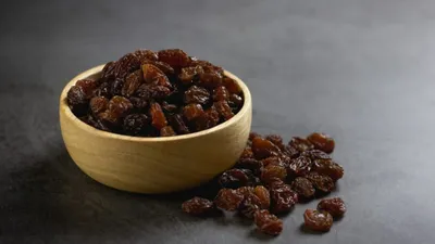 raisins benefits  30 दिनों तक रोजाना खाली पेट खा लें 6 किशमिश  फिर देखें कमाल 