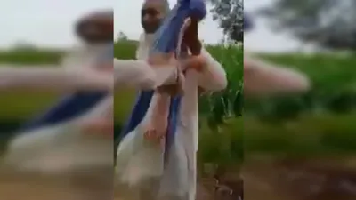 video  मौलाना को खेत में बेटी संग अंतरंग पकड़ा  युवती बोली   मेरी मर्जी  आपको क्या 