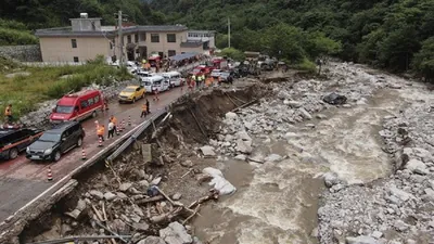 china में भारी बारिश ने मचाई तबाही  हाईवे ढहने से 24 लोगों की मौत
