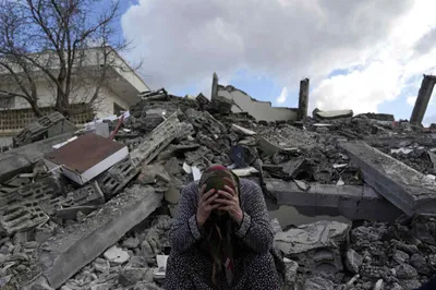 turkey syria earthquakes photos  विनाशकारी भूकंप ने तुर्की का किया ऐसा हाल  तस्वीरें देख रो पड़ेंगे आप
