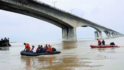 गर्लफ्रेंड समेत 3 मेरी मौत के जिम्मेदार  fb live पर ऐसा कहते ही गंगा में कूदा युवक