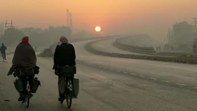 up weather update  यूपी के इन जिलों में बारिश के आसार  12 जिलों में बढ़ेगी ठंड  पढ़िए imd का अपडेट