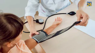 high blood pressure symptoms  हाई बीपी होने पर सुबह सुबह शरीर में दिखते हैं ये 8 संकेत