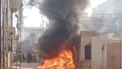 पाकिस्तान में ईशनिंदा के आरोप में ईसाईयों पर हमला  कई घायल  भीड़ ने फैक्ट्री घरों में लगाई आग