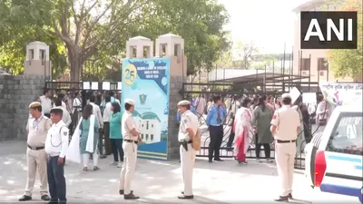 दिल्ली के बाद नोएडा के स्कूलों में हड़कंप  बम की कॉल से मची अफरा तफरी
