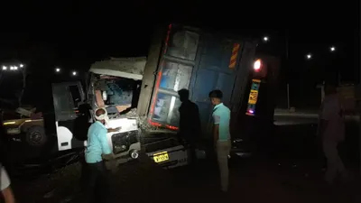 11 श्रद्धालुओं की मौत  खून से सनी लाशें सड़क पर बिखरीं  बस के ऊपर पलटा ट्रक  up के शाहजहांपुर में हादसा