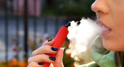 e cigarettes से नफरत करवा देगी ये खबर  32 साल की महिला के फेफड़े वेप पीने से खराब