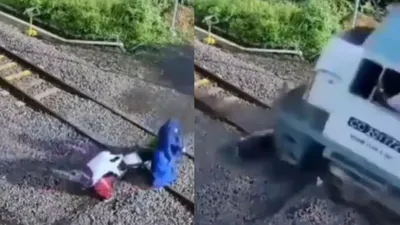 बच्चे के साथ रेलवे ट्रैक पार कर रही थी महिला  फंस गया स्कूटी पहिया और तभी आ गई ट्रेन  देखें आगे क्या हुआ 