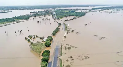 भारी बारिश से तबाही  लैंडस्लाइड में 5 की मौत  बाढ़ में बह गए कार सवार 3 लोग