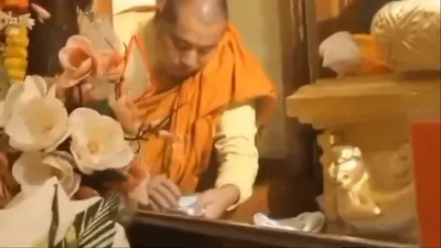 महाबोधी मंदिर से पैसे चुराते बौद्ध भिक्षु का लाइव वीडियो  भगवान बुद्ध के पैर छूकर मांगी माफी