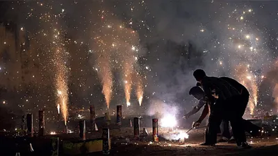 गुजरात में अनोखे अंदाज में मनाई गई दिवाली  लोगों ने एक दूसरे पर पटाखे फेंककर खेला आग का युद्ध