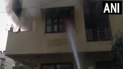गाजियाबाद की पॉश सोसाइटी में ac ब्लास्ट  बिल्डिंग में लगी भीषण आग  सामने आया video