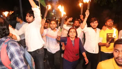 दिल्ली के मुख्यमंत्री अरविंद केजरीवाल के समर्थन में युवाओं का मशाल मार्च