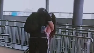 मेट्रो स्टेशन पर युवक ने युवती को ऐसे चूमा  सबका माथा घूमा  वायरल हुआ वीडियो