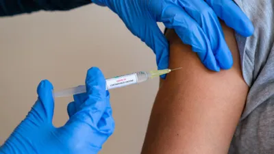 5 पॉइंट में जानें covishield वैक्सीन से क्यों जम रहे खून के थक्के 
