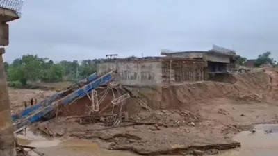 साढ़े 5 करोड़ में बना पुल ध्वस्त  बिहार के बाद झारखंड में हादसा  मानसून की बारिश सह न पाया अरगा नदी बना ब्रिज