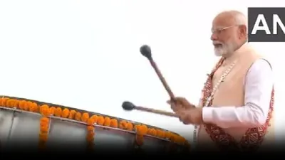 शीश झुका मांगी सुख शांति  आरती कर बजाया नगाड़ा    वाशिम में pm modi ने की पोहरादेवी माता की पूजा