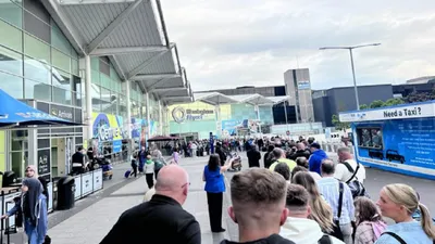 एयरपोर्ट पर सुरक्षा जांच के नाम पर अफरातफरी  uk के बर्मिंघम में घंटों तेज धूप में खड़े रहे यात्री