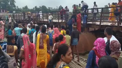 बिहार में 100 से अधिक लोगों से भरी नाव पुल से टकराई  जान बचाने की जद्दोजहद शुरू